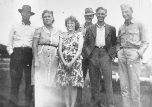 Robert Samuel Hilligoss returns from WWII. On the Hilligoss farm, Humboldt, Il with Kenneth, Eva, Gladys, Paul and Herman